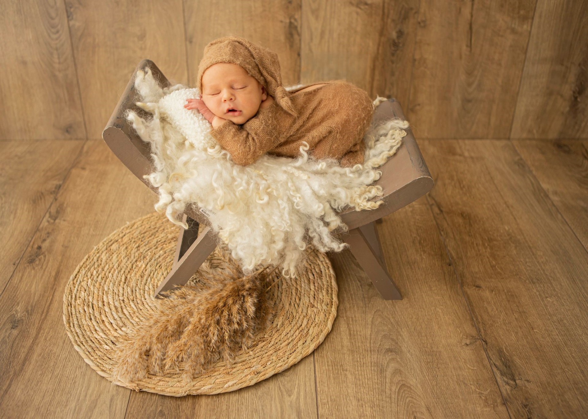Newborn baby in roze wrap met beertje — PicCha Photography